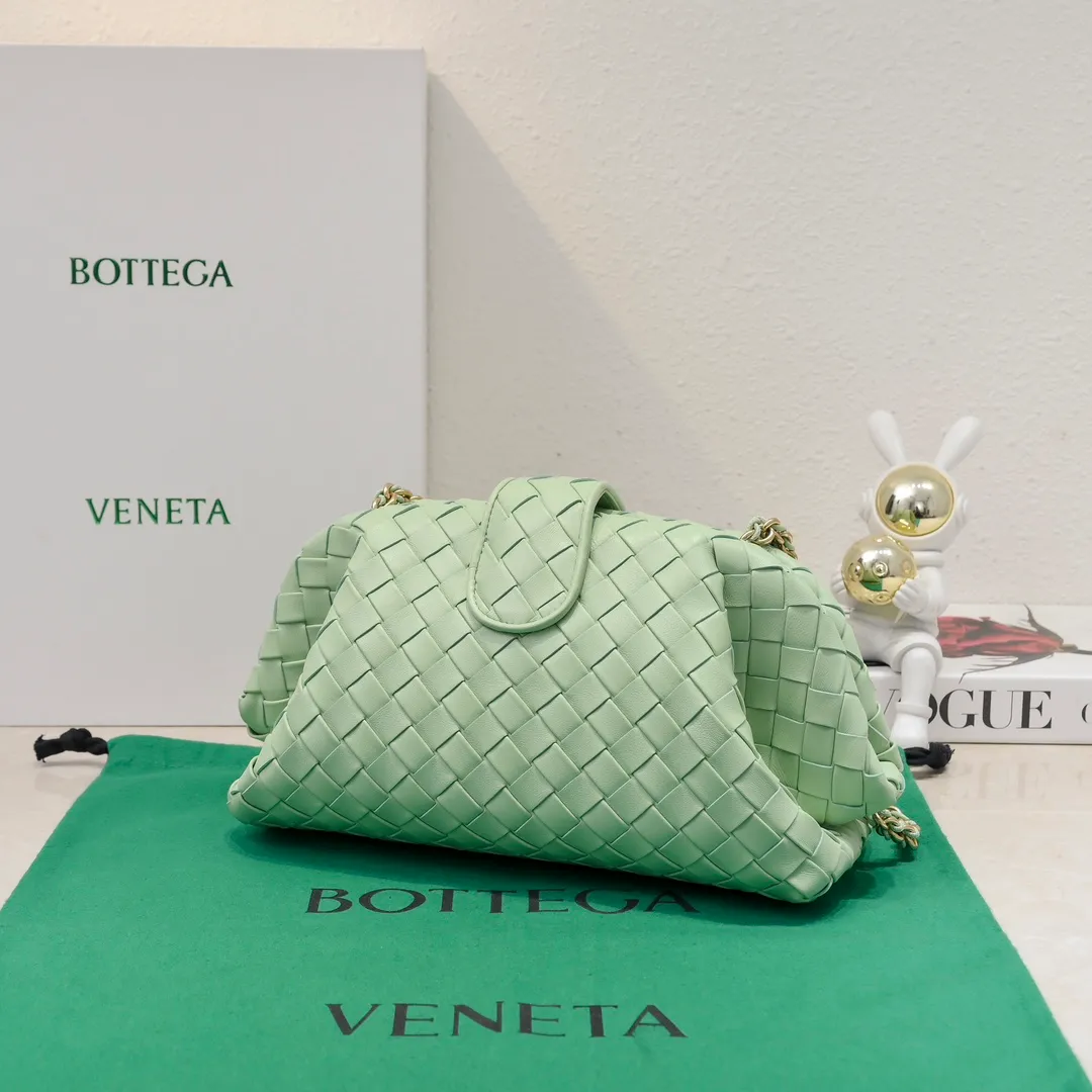 Batch 2260 Bitters Venetia 2024 summer series brings Lauren 1980 handbags back to the public eye. The design of the bag is inspired by ancient Roman architecture. It uses the brand's iconic Intrecciato lambskin woven bag body with a hard frame. No logo can be seen on the whole bag. It is equipped with a leather woven metal chain. When using it as a clutch, just put the chain directly in the bag ~ showing an elegant and timeless style. Decades later, when Lauren Hutton once again walked on the Bottega Venetia spring and summer show with this bag, the charm of the year still remains intact despite the passage of time. Size: 31.5*16.5*11 Style number: 5807#